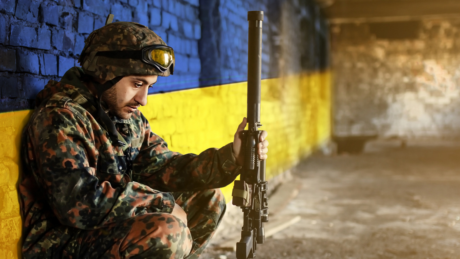 Military,Soldier,On,The,Background,Of,The,Flag,Of,Ukraine.