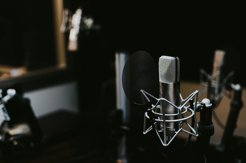 jonathan-velasquez-radio-unsplash