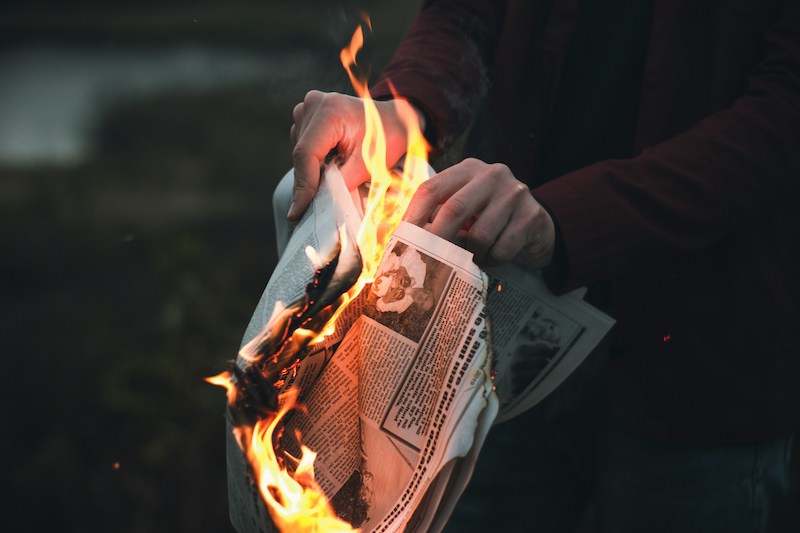 vitaliy-rigalovsky-unsplash-giornali censura