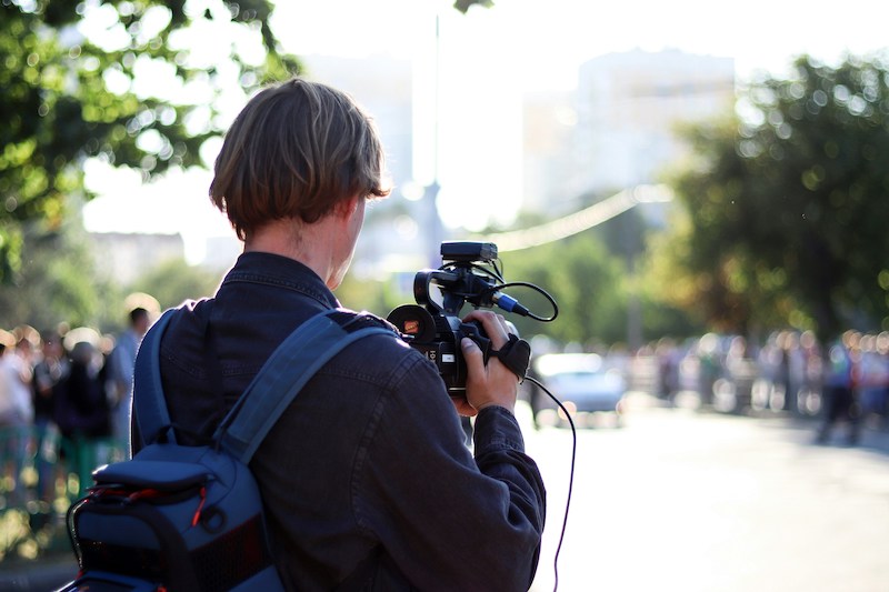 fotoreporter-videomaker-teleamere-giornalisti-jana-shnipelson-unsplash